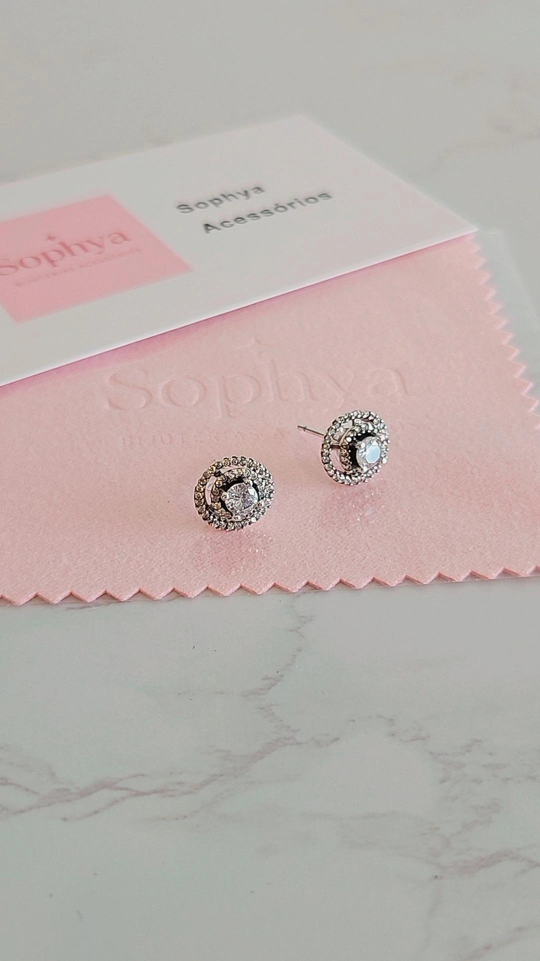 Este é um par de brincos de prata esterlina 925 com zircónias cúbicas estilo halo.