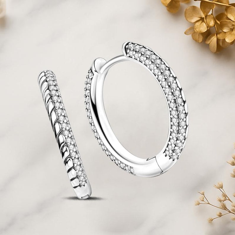Brincos de argola cravejados com zircônias em prata de lei 925