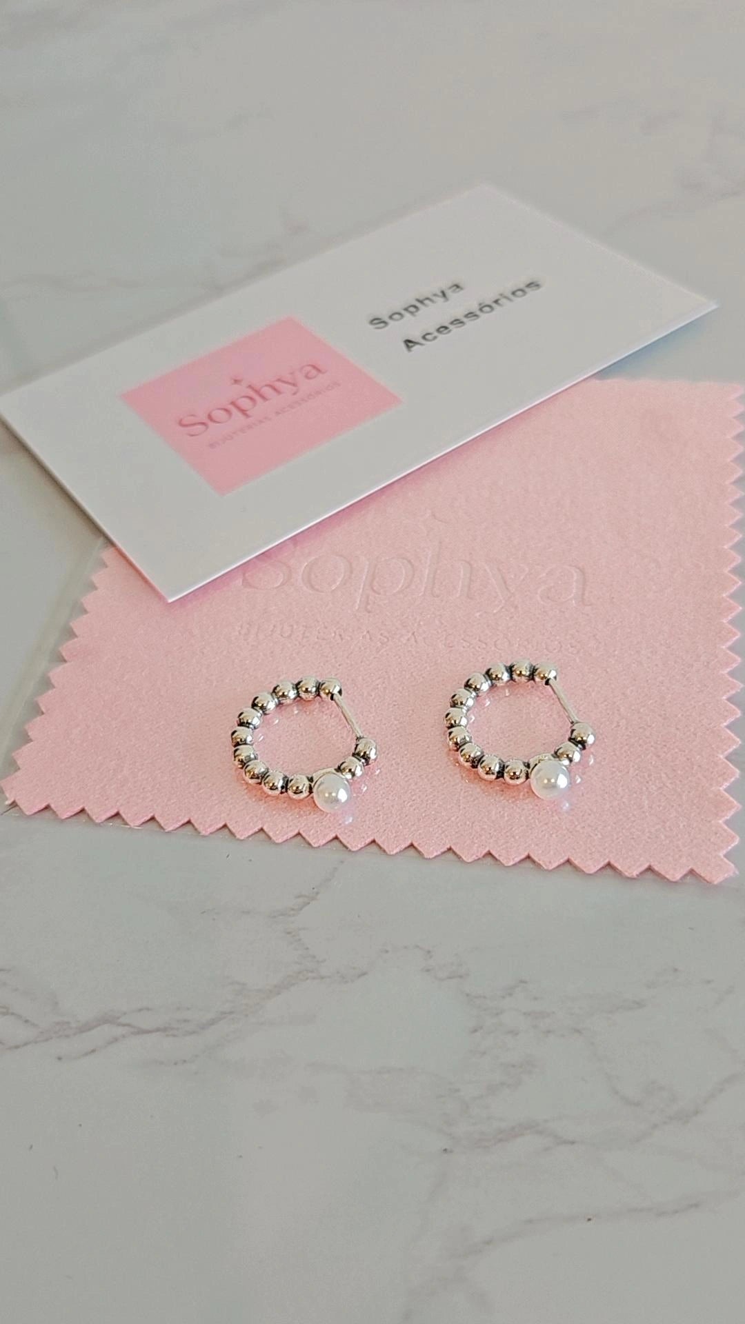 Estes são brincos de argola articulados pequenos com contas de prata e uma pérola