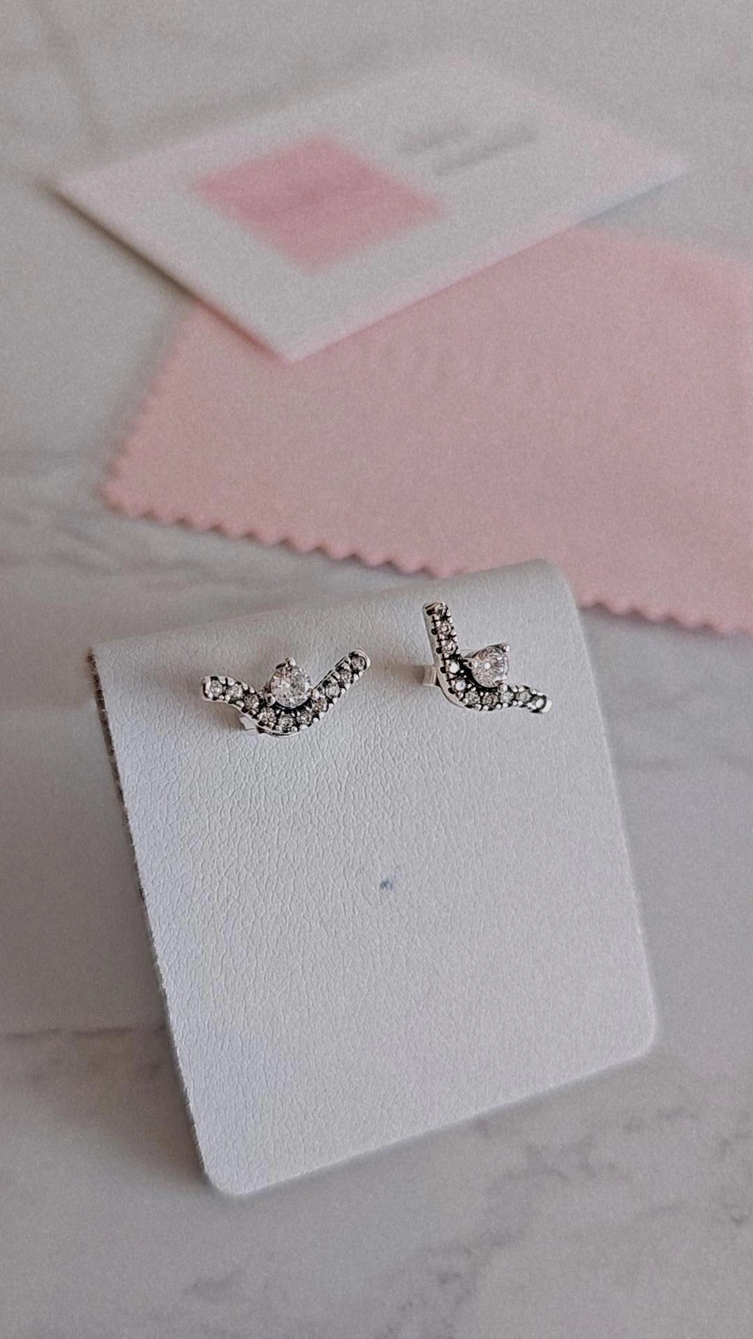 Estes são brincos de prata de lei Pandra Sparkling Wave com zircónia cúbica transparente.