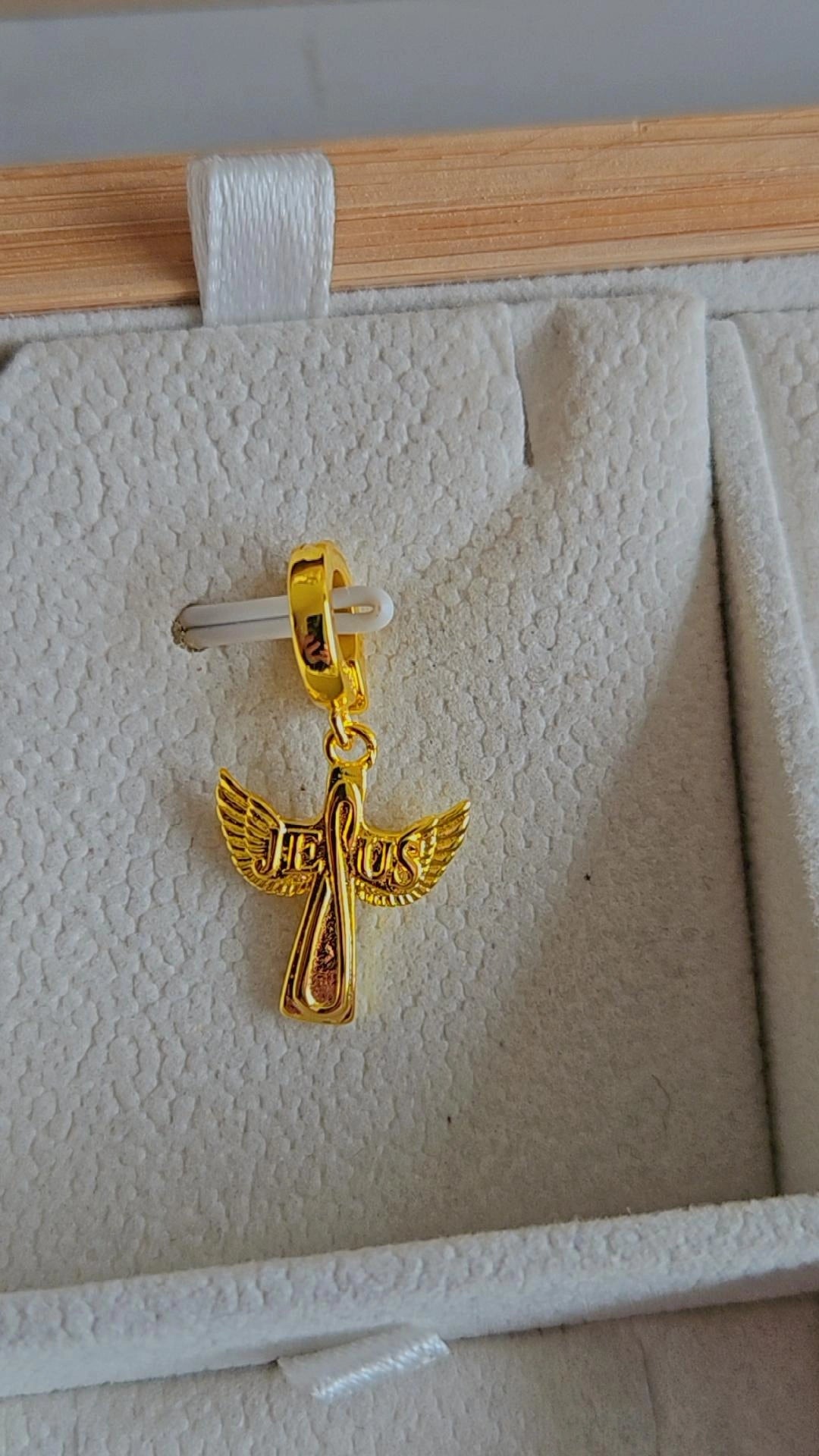 Pingente Jesus com Asas em Prata 925 Banhado a Ouro – Fé, Proteção e Luz