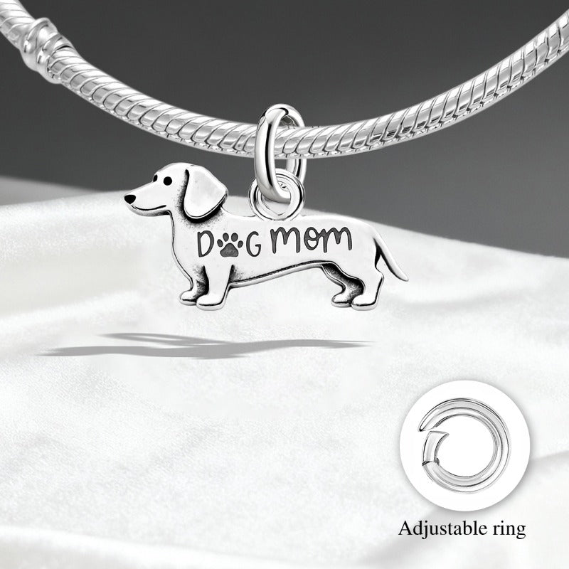 Este é um berloque (charm) de prata para bracelete com o tema "Dog Mom