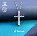 Este é um colar de cruz com pingente de moissanite e corrente de prata de lei 925.