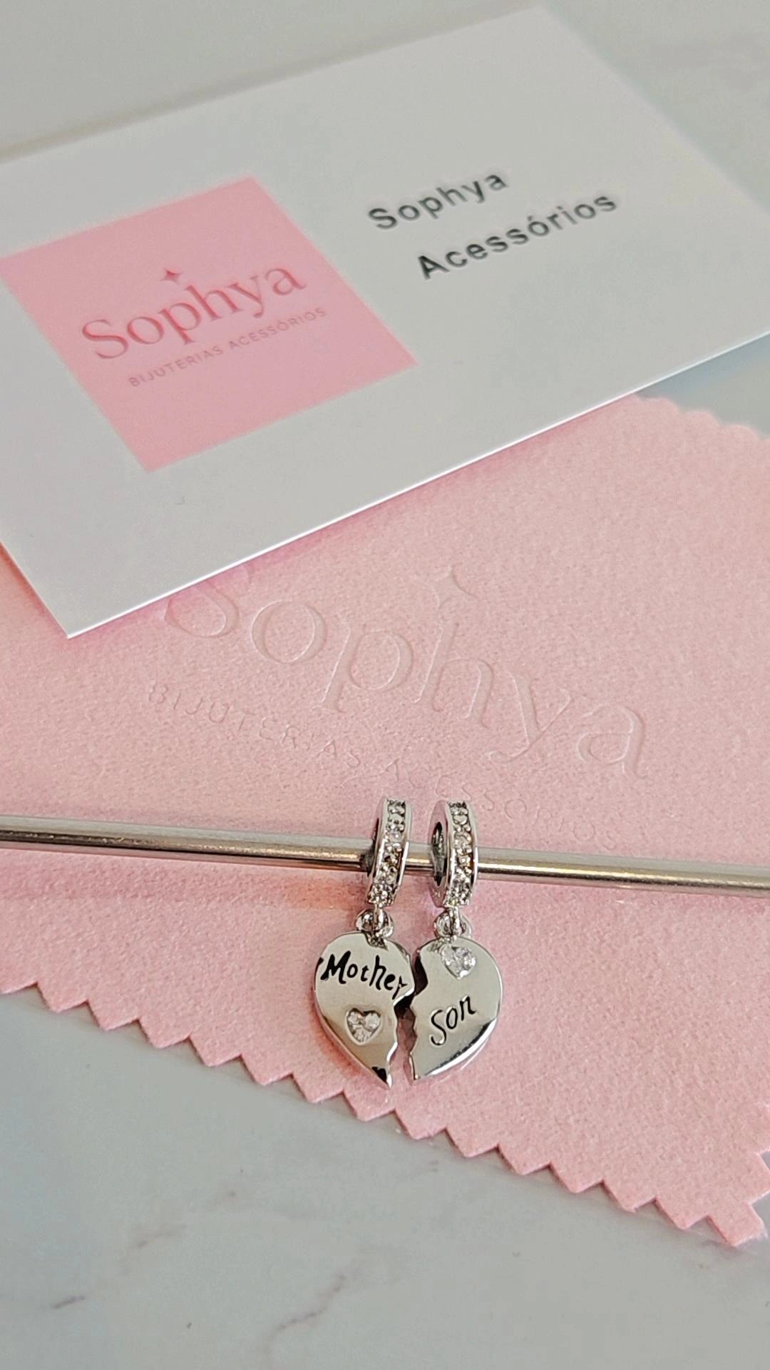 Este é um berloque (charm) de prata dividido de coração "Mãe e Filho" da marca Sophya.