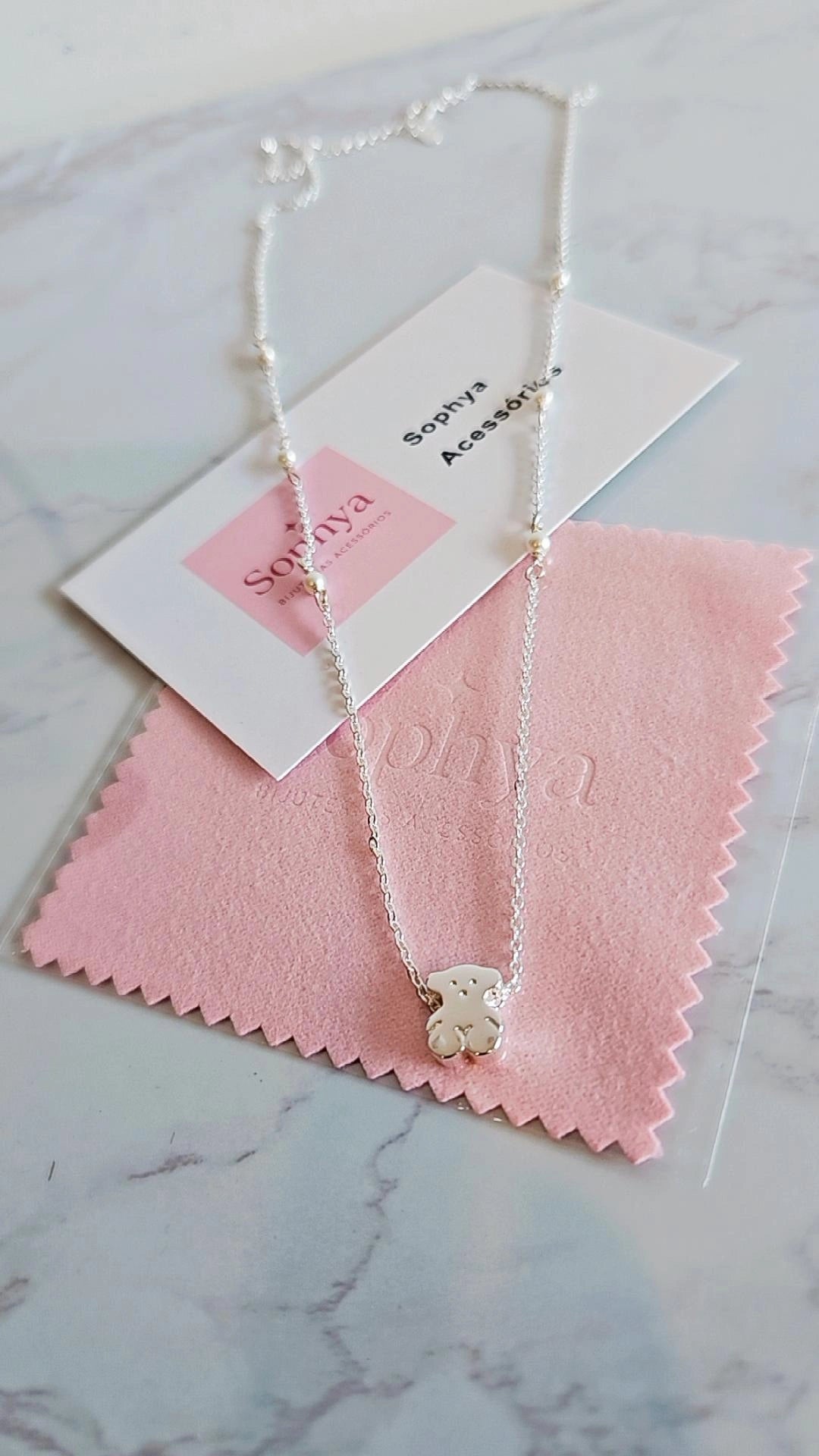 Colar Tos Silhouette em prata.