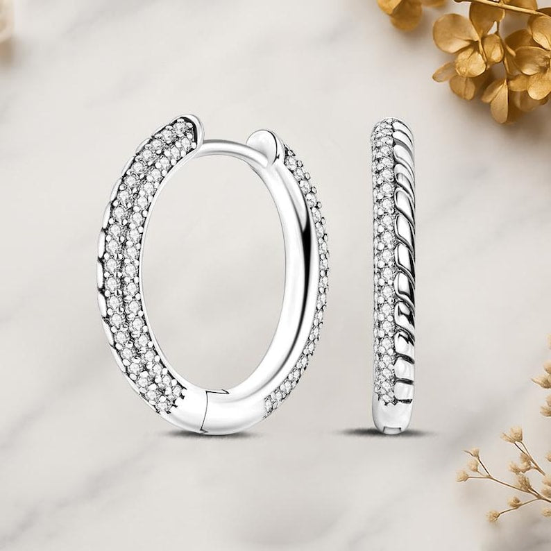 Brincos de argola cravejados com zircônias em prata de lei 925