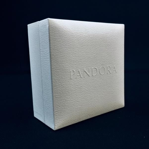 Argolas Clássicas com Textura de Bolinhas inclui caixa